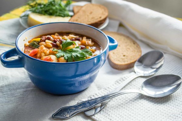 Comment faire une soupe minestrone avec des légumes frais et des pâtes al dente?